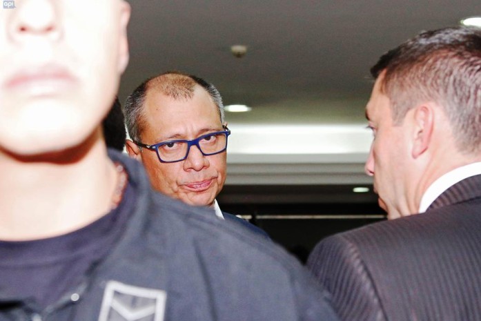 Jorge Glas fue condenado a seis años de prisión por el delito de asociación ilícita en el caso de corrupción de Odebrecht. Pese a esto, su abogado Franco Loor, dio a conocer que Glas no renunciará a la vicepresidencia. Foto API 13 de diciembre del 2017 Foto: La Republica Jorge Glas fue condenado a seis años de prisión por el delito de asociación ilícita en el caso de corrupción de Odebrecht. Pese a esto, su abogado Franco Loor, dio a conocer que Glas no renunciará a la vicepresidencia. Foto API 13 de diciembre del 2017 Foto: La Republica