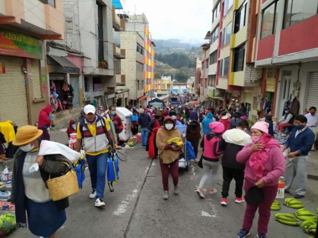 PELIGRO. Uno de los puntos de mayores aglomeraciones en Ambato es la plaza Primero de Mayo. Foto: La Hora
