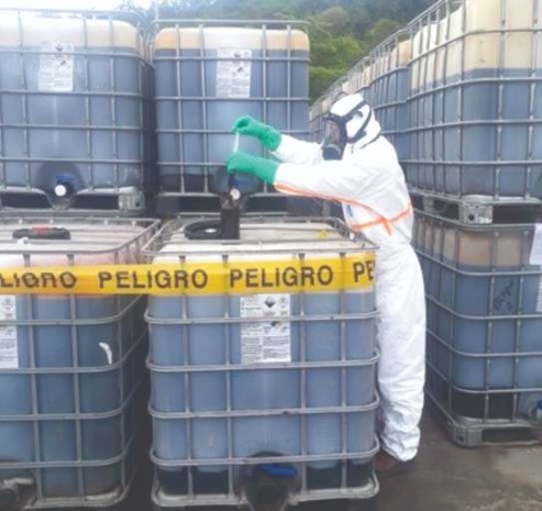 PREVENCIÓN. Por lo altamente contaminante de la sosa cáustica y dietanolamina gastada, su manipulación se la hace con protección especial. Foto: La Hora PREVENCIÓN. Por lo altamente contaminante de la sosa cáustica y dietanolamina gastada, su manipulación se la hace con protección especial. Foto: La Hora