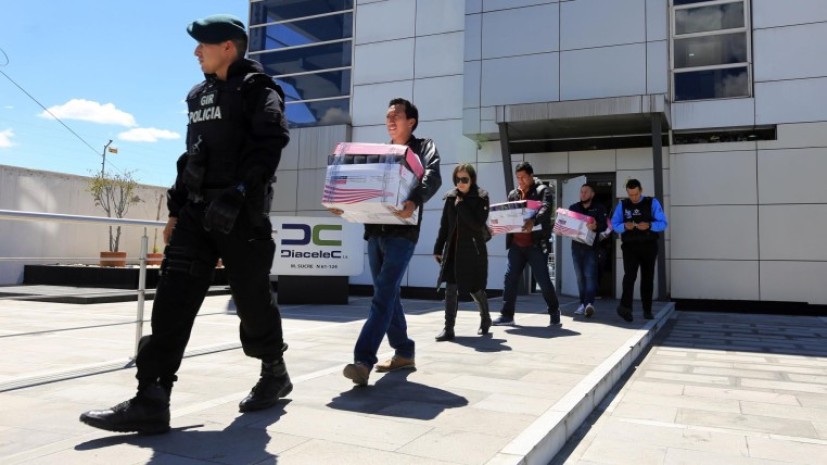 Miembros de la Policía Judicial allanaron la empresa DIACELEC dentro de las investigaciones del caso Odebrecht. Foto: Expreso Miembros de la Policía Judicial allanaron la empresa DIACELEC dentro de las investigaciones del caso Odebrecht. Foto: Expreso