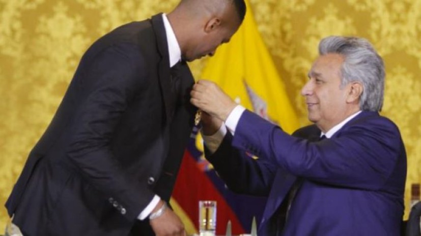 El presidente de la república Lenín Moreno condecoró al futbolista Antonio Valencia tras su salida del Manchester United. Foto: La República El presidente de la república Lenín Moreno condecoró al futbolista Antonio Valencia tras su salida del Manchester United. Foto: La República