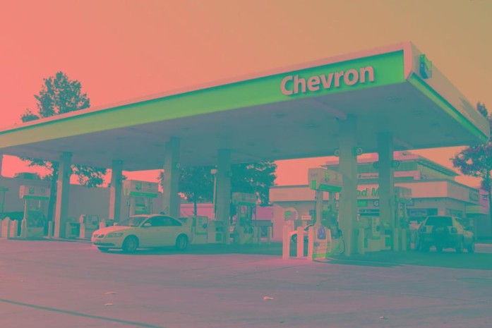 Customers fuel vehicles at a Chevron Corp. gas station in Dallas, Texas, U.S., on Wednesday, July. 26, 2017. Photographer: Cooper Neill/Bloomberg