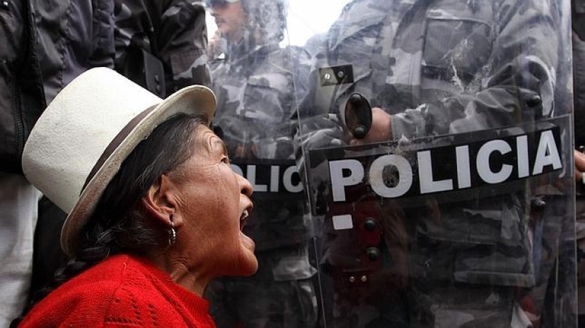 Una mujer indígena se encara con la Policía durante una protesta en la localidad ecuatoriana de Tarqui Una mujer indígena se encara con la Policía durante una protesta en la localidad ecuatoriana de Tarqui