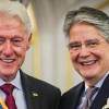 Lasso condecoró a Bill Clinton y Christopher Dodd