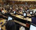 Los asambleístas continuaron el debate, ahora centrado sobre si el exmandatario debe ser censurado cuando ya no está en funciones