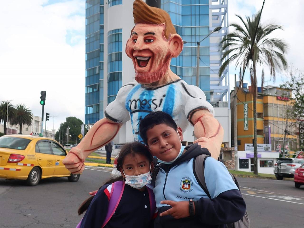 El niño ecuatoriano que se hizo una camiseta de Messi de papel recibirá la  oficial