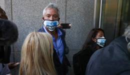 Steven Donziger se ve en la manifestación "Free Donziger" celebrada frente al Palacio de Justicia de Manhattan mientras enfrentaba una sentencia por desacato penal a la Corte, el 1 de octubre de 2021. (Foto de Tayfun Coskun/Agencia Anadolu a través de Getty Images)