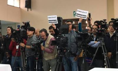 Un grupo de periodistas presentes en la rueda de prensa del mandatario ecuatoriano Lenín Moreno mostró carteles de solidaridad con los secuestrados periodistas de El Comercio. Foto: El Universo