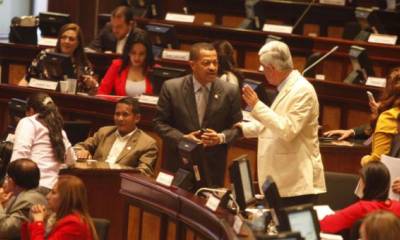 Lenín Plaza (AP) y Fernando Callejas (Creo) dialogan en el Pleno de la Asamblea durante la sesión de este jueves 6 de junio del 2019. Foto: El Comercio