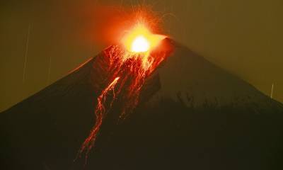 Sus últimas explosiones han generado una columna de emisión que ha ascendido a unos 800 metros sobre el nivel de la cumbre / Foto: EFE