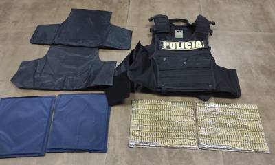 Los policias detenidos supuestamente intentaban ingresar casi 500 balas a la cárcel de Latacunga, de la provincia andina de Cotopaxi / Foto: cortesía Policía Nacional