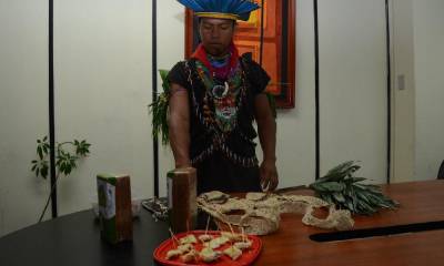 Ruben Criollo, muestra las artesanías y la producción del pueblo Cofán-Dureno. Foto: La Hora