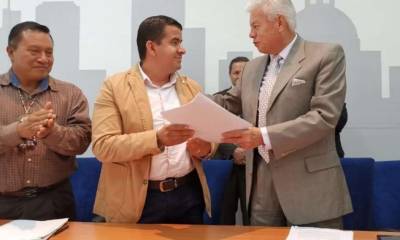 El alcalde de Archidona, Andrés Bonilla (izq.) y el gerente de la Empresa Metropolitana de Agua Potable y Saneamiento, Carlos Uriarte, firmaron el convenio.  Foto: El Telégrafo
