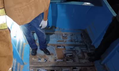 En un doble fondo de la lancha se hallaron numerosos paquetes de cocaína / Foto: cortesía Armada ecuatoriana 