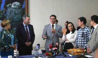 Los seis sobres que entregaron las autoridades ecuatorianas con “información clasificada” fueron abiertos ayer por primera vez en dos meses. Pese a los cuestionamientos iniciales, tanto los familiares como los integrantes de la CIDH, analizarán toda la información proporcionada. Foto: Expreso