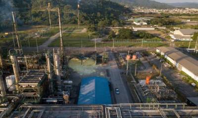 REALIDAD. La refinería produce menos de 110.000 barriles diarios. Foto: La Hora