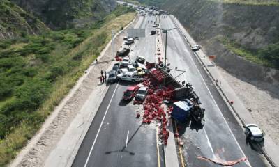 Una de las emergencias más graves ocurrió el sábado cuando 3 personas murieron y otras 20 resultaron heridas en un accidente de tránsito, en la vía a Guayllabamba / Foto: cortesía Juan Zapata