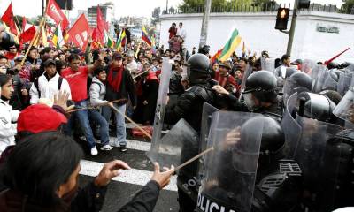 Manifestantes se enfrentan a la policía antidisturbios durante una marcha en protesta contra las políticas que, según ellos, provocarán una mayor explotación minera en la región amazónica en 2012.  Fotógrafo: Pablo Cozzaglio/AFP/Getty Images