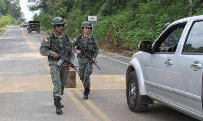Militares vigilan en el retén situado a un kilómetro de la población de Mataje. Foto: El Comercio