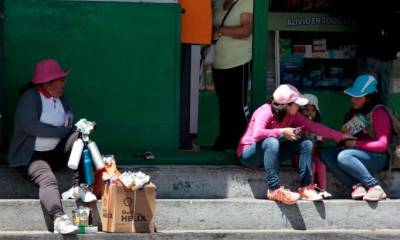 OPCIONES. Centenares de personas siguen vendiendo en las calles de Quito, donde la pobreza subió al 12,8%. Foto: La Hora
