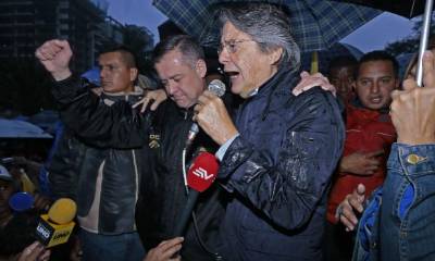 Lasso ofreció un discurso a los manifestantes en medio de la lluvia capitalina.
