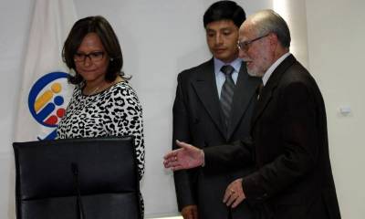 La presidenta de la Asamblea, Elizabeth Cabezas, y el del CPC transitorio, Julio César Trujillo, en una cita de trabajo. Foto: El Universo 