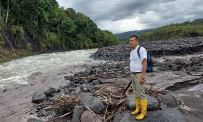 Agustín Carreño, guardaparque del Sangay, durante la inspección rutinaria que realiza en la confluencia de los ríos Upano y Volcán. Foto: Manuel Quizhpe/ EL COMERCIO.