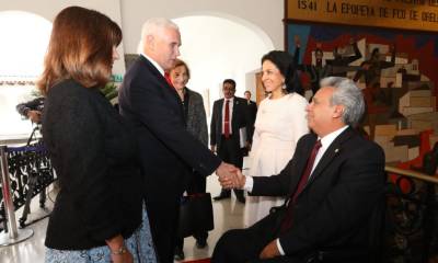 l vicepresidente estadounidense Mike Pence saluda al presidente Lenín Moreno durante su visita oficial, en junio del 2019. - Foto: Presidencia de la República