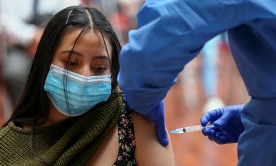 Ximena Garzón dice que descenso de muertes por covid se debe a creciente vacunación / Foto: EFE