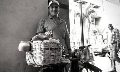 Un vendedor anónimo en Quito, Ecuador. Foto: Antigua Report