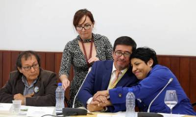Conmovida. La presidenta de la Comisión de Fiscalización, María José Carrión, ofreció su apoyo a los familiares de los periodistas asesinados. Foto: Expreso