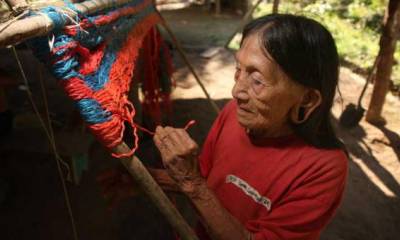 Carmela Tocari teje con facilidad una hamaca. Es parte de su cotidianidad. Foto: Paúl Rivas / EL COMERCIO
