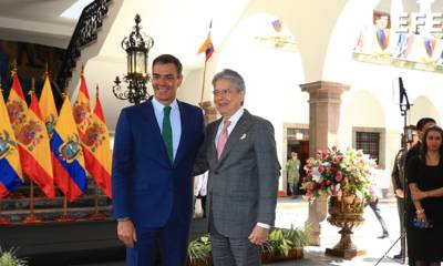 Sánchez defendió ese aumento de las inversiones en su intervención en el foro empresarial, en el que estuvo acompañado por el presidente Lasso / Foto: EFE
