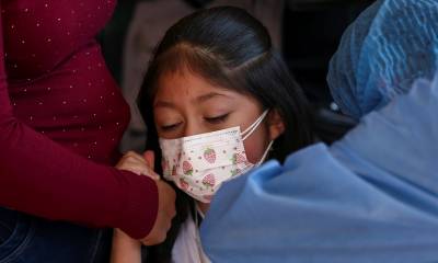 El gobierno se enfocará en inmunizar en el transcurso de diez semanas a 3,7 millones de niños de entre 1 a 12 años / Foto: EFE