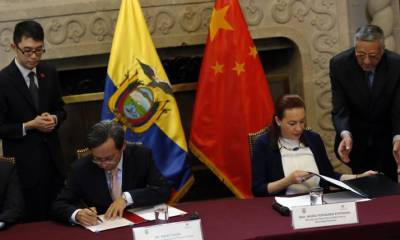 Cooperación. El embajador de China, Wang Yulin, junto a la canciller María Espinosa en la firma del acuerdo. Foto: Expreso