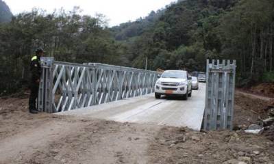 Un puente provisional fue colocado en el km 9 de la vía Papallacta-Baeza, tras el aluvión que se llevó la estructura fija. Foto: El Comercio