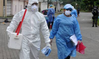 Personal del Ministerio de Salud recorre el norte de Guayaquil realizando pruebas de coronavirus COVID-19. La OMS incluyó a Ecuador en la lista de países prioritarios para atención sanitaria. AFP