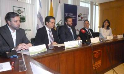 Pablo Arosemena (c) , presidente de la Cámara de Comercio de Guayaquil, junto a otros representantes del gremio empresarial