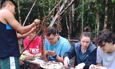 Los turistas participan en la confección de artesanías. Ellos pueden elaborar sus propias prendas con semillas. Foto: Cortesía Comunidad Consuelo