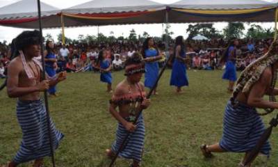 SANTO DOMINGO. Miembros del grupo Tsanki Nua realizaron demostraciones ante la comunidad tsáchila como parte de un evento. Foto: El Universo