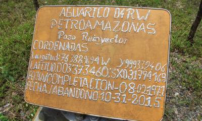En el pozo Aguarico 4 hay una placa de abandono con su historial operativo.