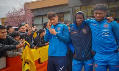 Hinchas ecuatorianos saludan a Piero Hincapié, Moisés Caicedo y José Cifuentes / Foto: cortesía LaTri