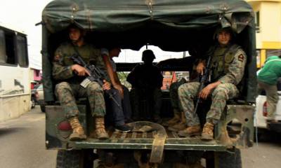 Militares vigilan San Lorenzo tras estallido de coche bomba en Esmeraldas, en enero. Foto: El Universo