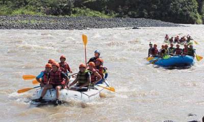 Un grupo de turistas recorre los 16 kilómetros del río Pastaza en el rafting. Foto: El Comercio