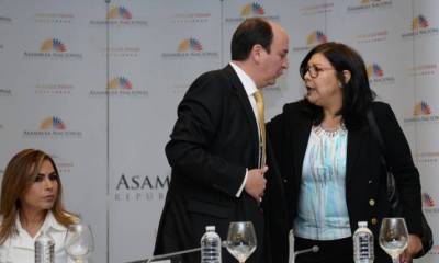 La asambleísta Kharla Chávez, el fiscal Carlos Baca Mancheno y la legisladora Silvia Salgado, ayer. Foto: Expreso