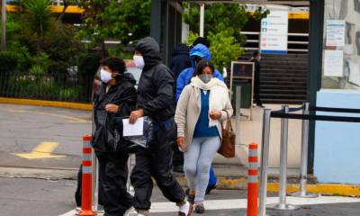 Personas en los exteriores del Hospital Carlos Andrade Marín, en el centro de Quito, el 13 de mayo de 2020. - Foto: API 