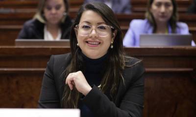 Andrea Arrobo, ministra de Energía, señaló que el plan de apagado de mecheros debe ser progresivo hasta el 2030./ Foto: cortesía Asamblea Nacional