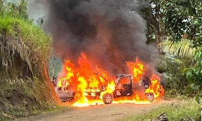  2 vehículos fueron quemados durante la protesta antiminera en Sigchos / Foto: cortesía Policía Nacional 