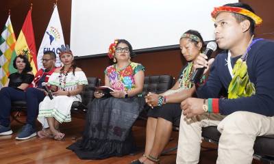 Seis representantes de los becarios participaron en el acto presencial de entrega de los diplomas en La Paz / Foto: EFE