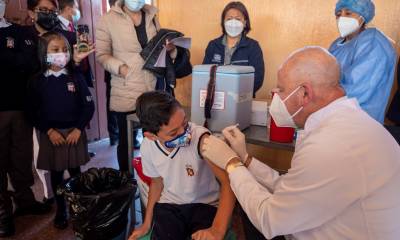 La vacunación de más de dos millones de menores de edad comenzó en Ecuador / Foto: EFE